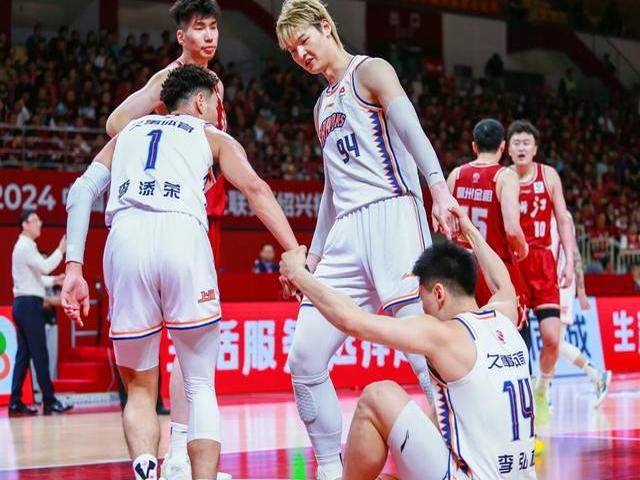 关键比赛再现精彩表现，球员斗志昂扬