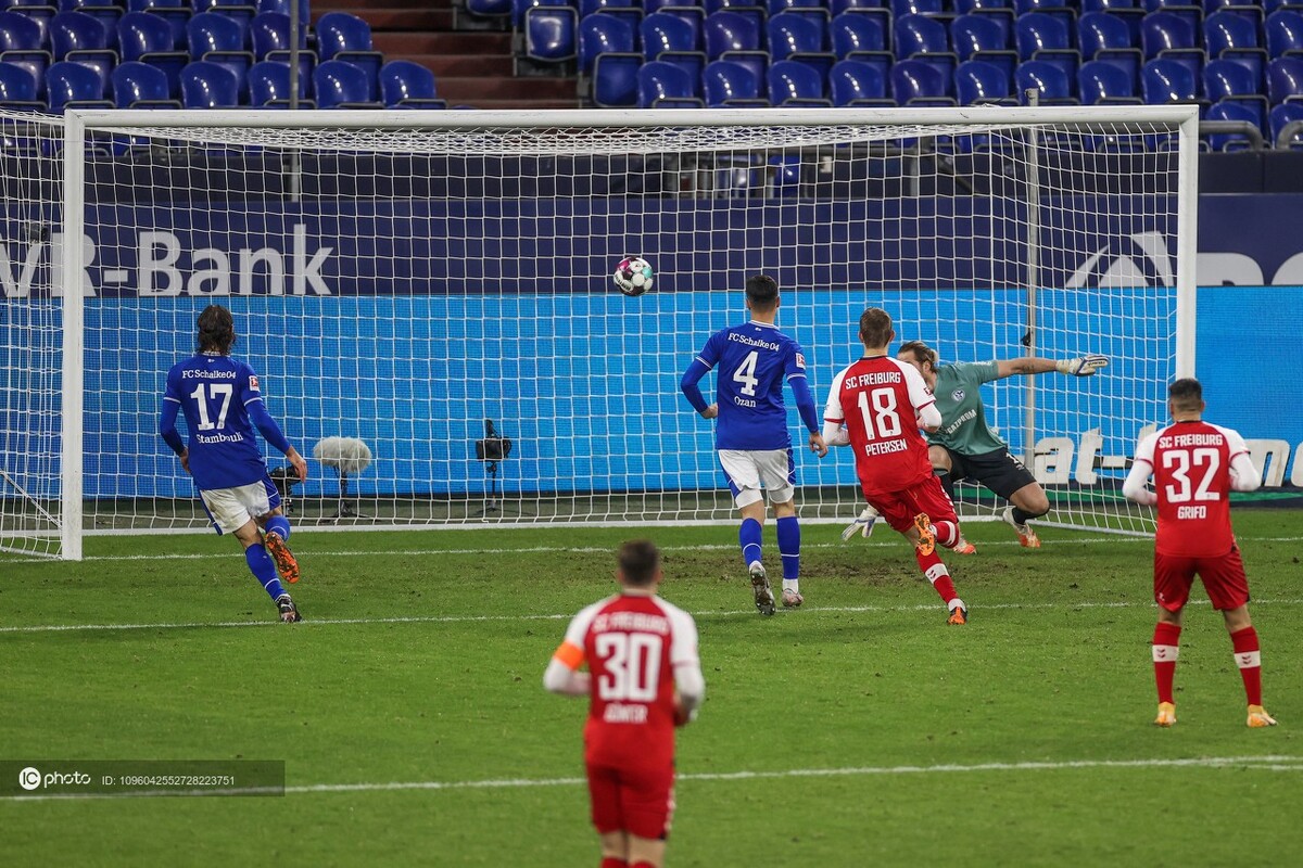 德甲热门一战:沙尔克大胜弗赖堡 德甲热门一战:沙尔克大胜弗赖堡