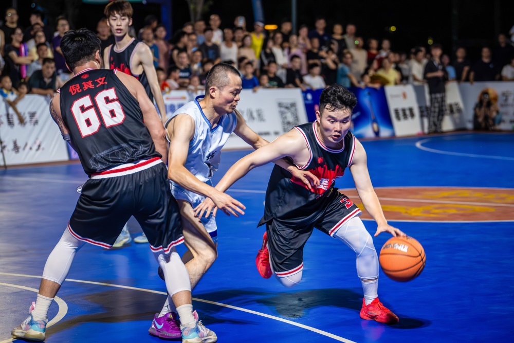 关于强队碰撞火爆激情场上篮球对抗的信息 关于强队碰撞火爆激情场上篮球对抗的信息