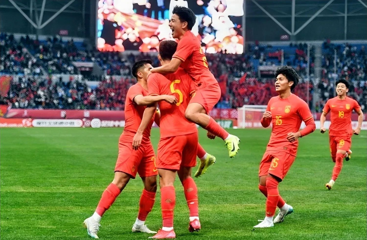 包含韩国球队连续两战不败，实力引人瞩目的词条