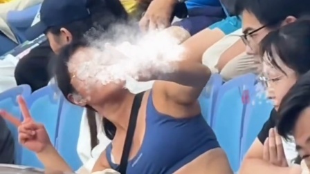 比拼激烈的场面让球迷尖叫不已