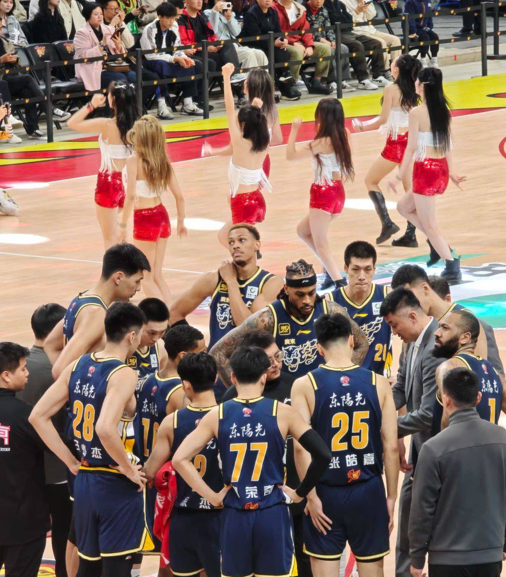 比拼激烈的场面让球迷尖叫不已