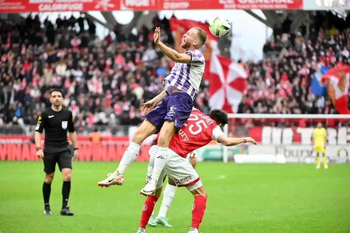 爱游戏在线-包含图卢兹主场击败里尔，升级前景明朗的词条