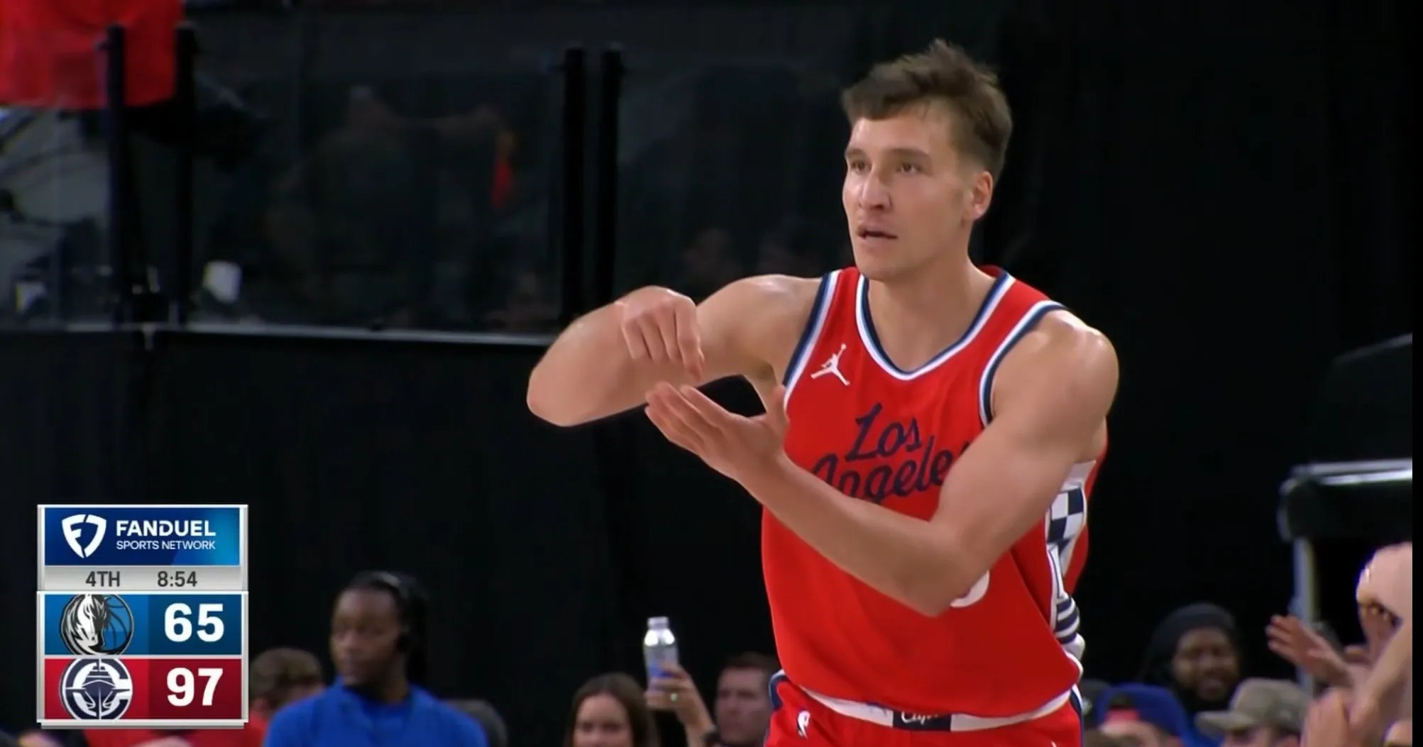 诺维奇取胜开门红,球队士气高涨 诺维奇取胜开门红,球队士气高涨