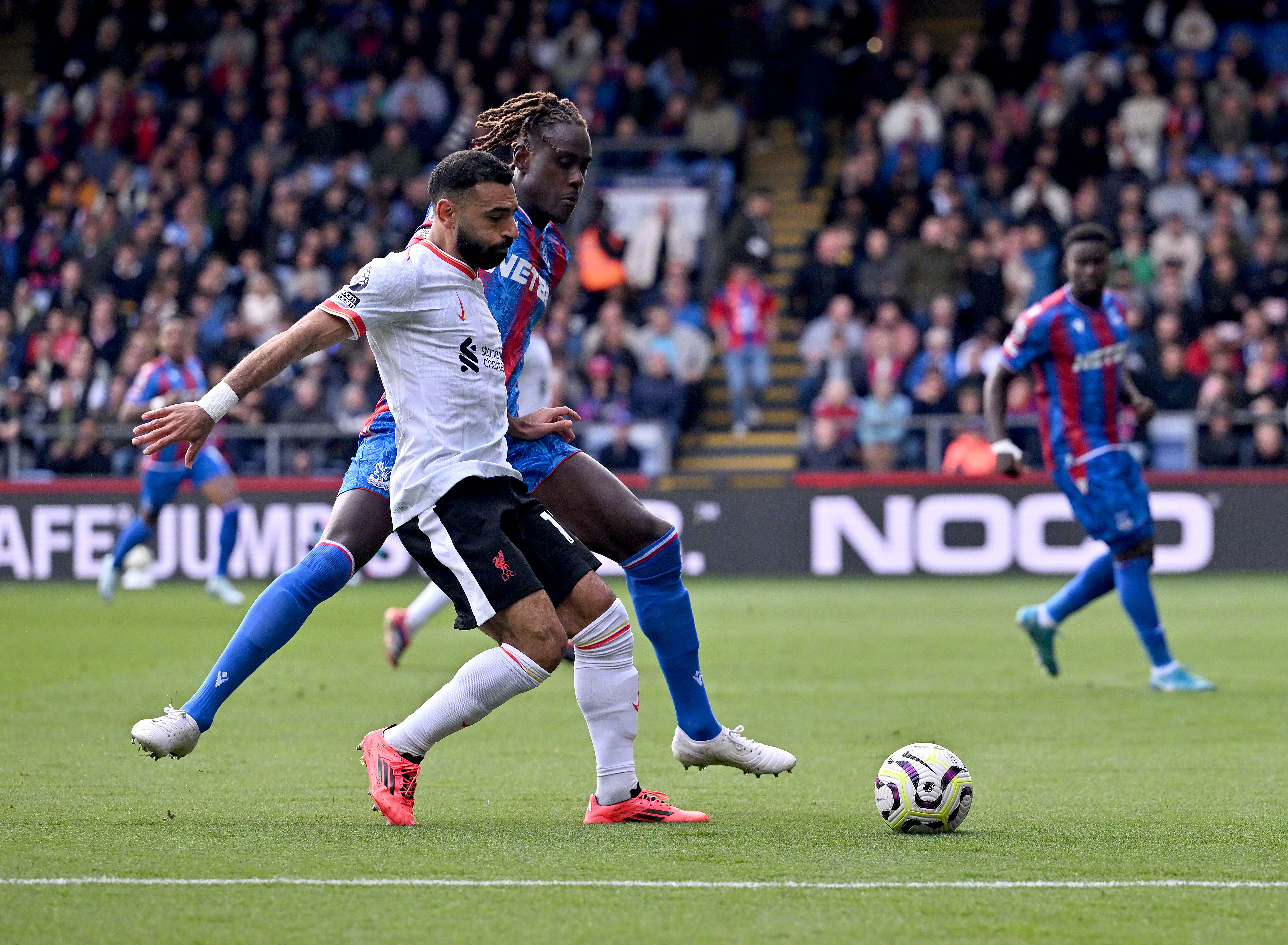 关于利物浦3:0完胜对手，一骑绝尘领跑的信息