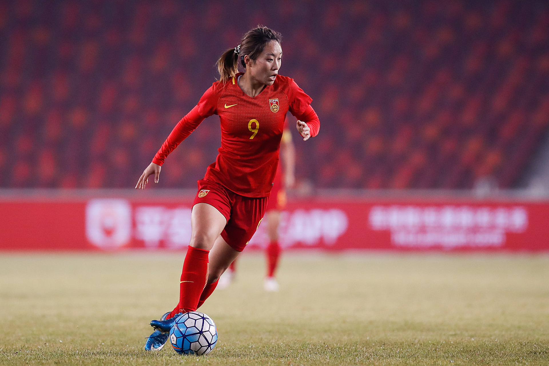 爱游戏在线-国际足球比赛，女球员奋勇争先